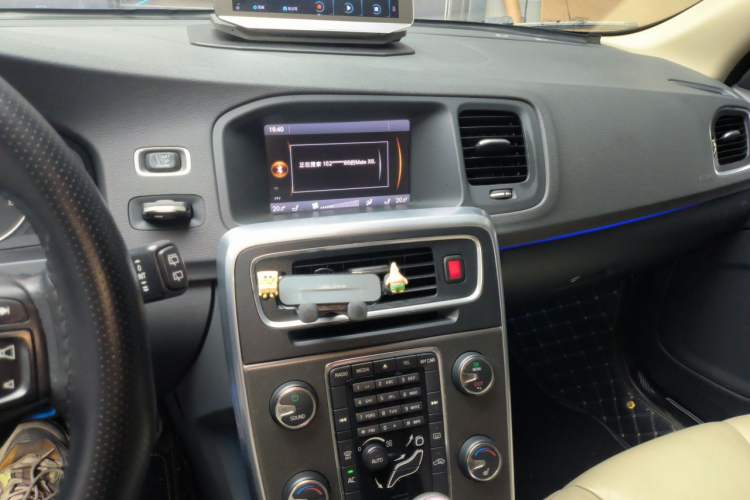Used Volvo V60 2013 T5 Zhiya Edition Audio And AC Panel