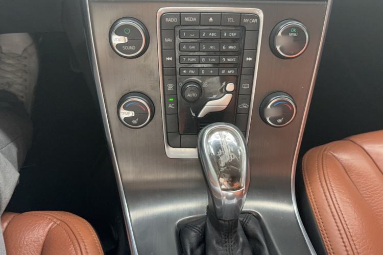 Used Volvo V60 2013 T5 Zhiya Edition Audio And AC Panel