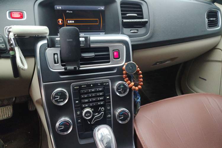 Used Volvo V60 2013 T5 Comfort Edition Audio And AC Panel