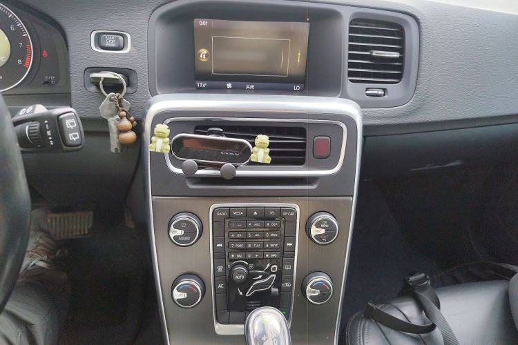 Used Volvo V60 2013 T5 Comfort Edition Audio And AC Panel