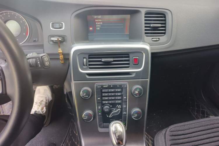 Used Volvo V60 2013 T5 Smart Edition Audio And AC Panel