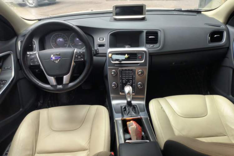 Used Volvo V60 2013 T5 Zhiya Edition Center Console