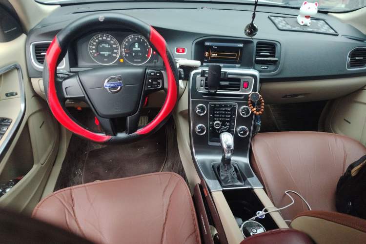 Used Volvo V60 2013 T5 Comfort Edition Center Console