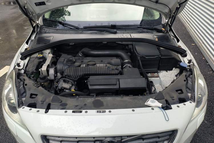Used Volvo V60 2013 T5 Zhiya Edition Engine Bay