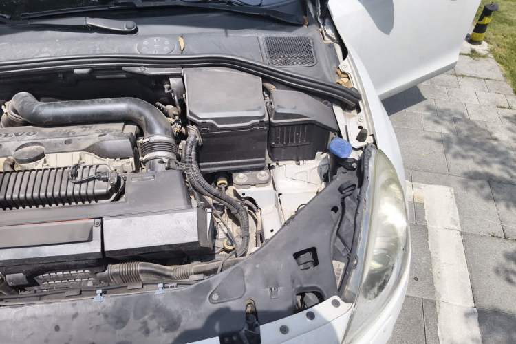Used Volvo V60 2013 T5 Prestige Edition Engine Bay Left