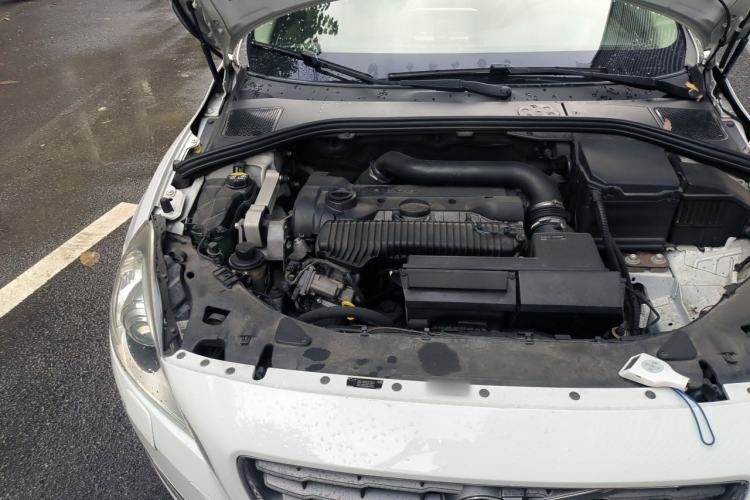Used Volvo V60 2013 T5 Zhiya Edition Engine Bay Right
