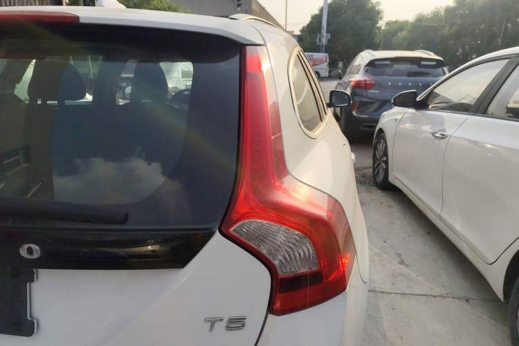 Used Volvo V60 2013 T5 Comfort Edition Exterior 4