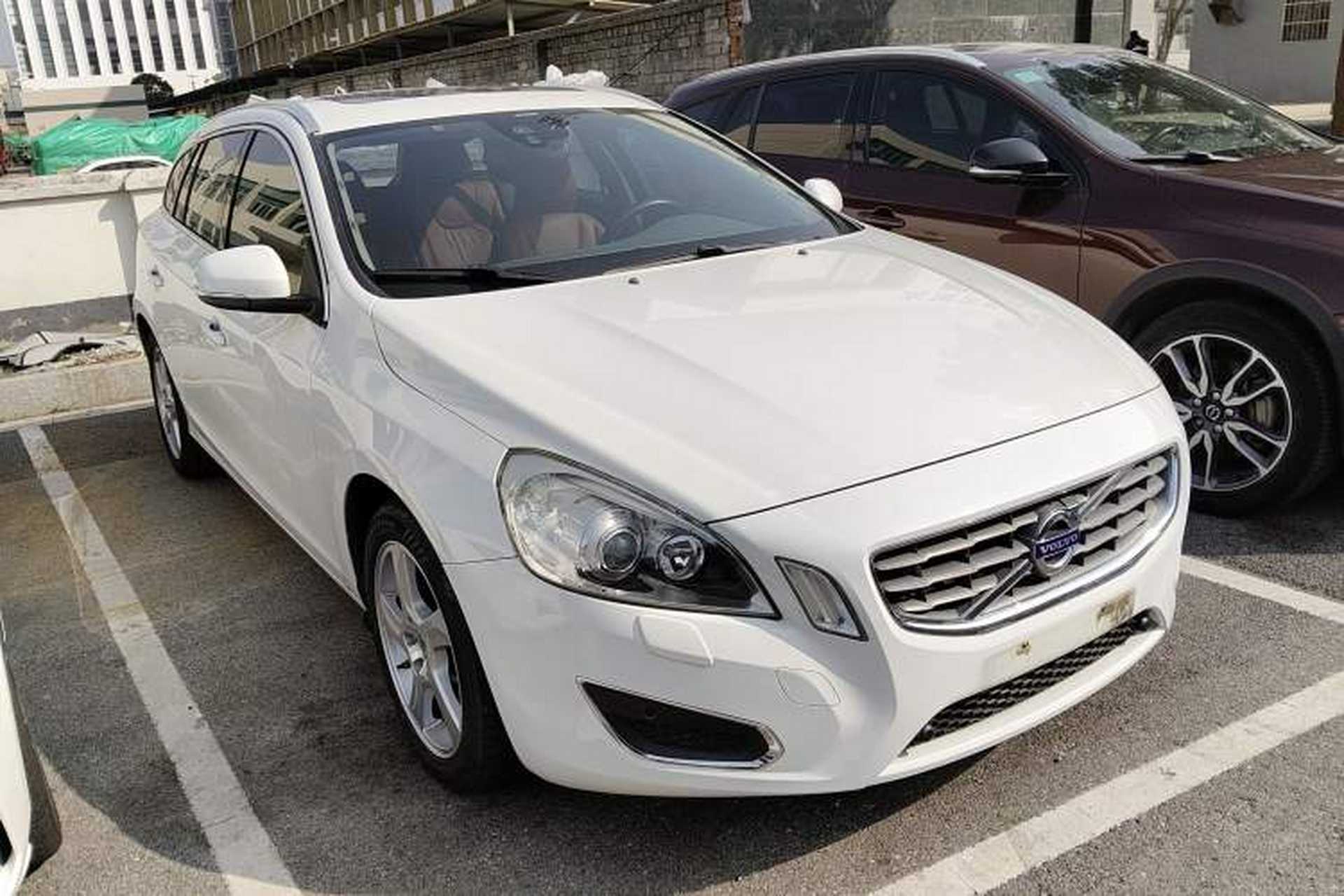 Used Volvo V60 2013 T5 Zhiya Edition Front Right 45 Deg