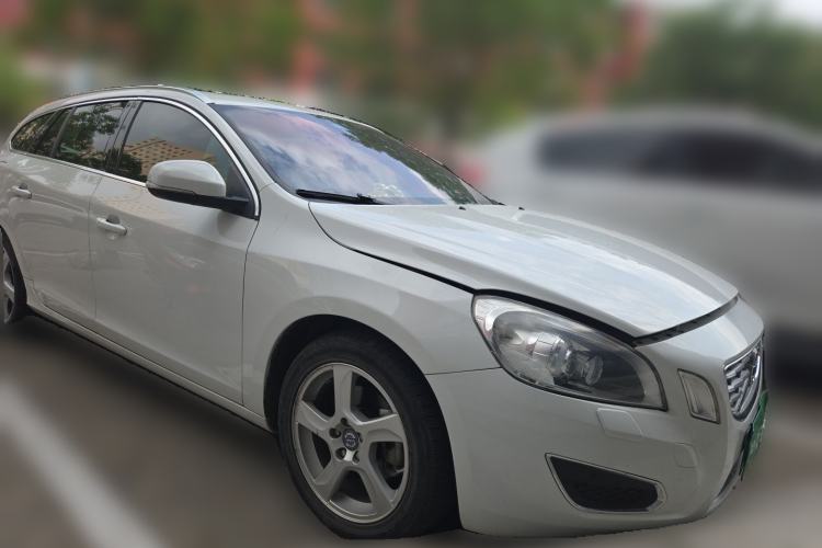Used Volvo V60 2013 T5 Zhiya Edition Front Right 45 Deg