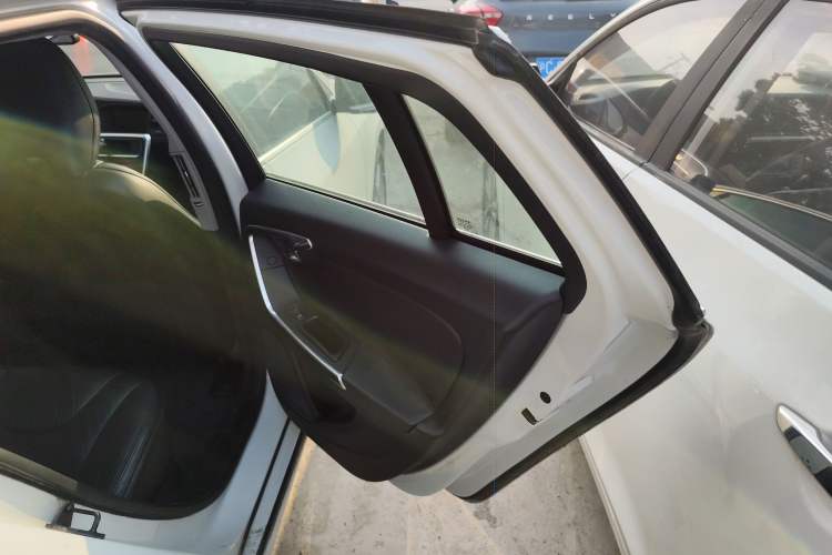 Used Volvo V60 2013 T5 Comfort Edition Interior 6