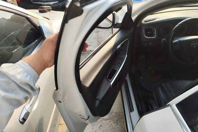 Used Volvo V60 2013 T5 Comfort Edition Interior 7
