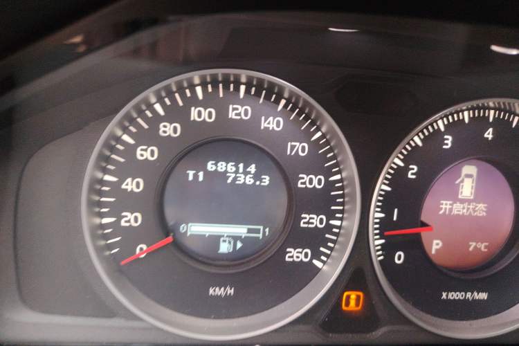 Used Volvo V60 2013 T5 Comfort Edition Odometer Close Up