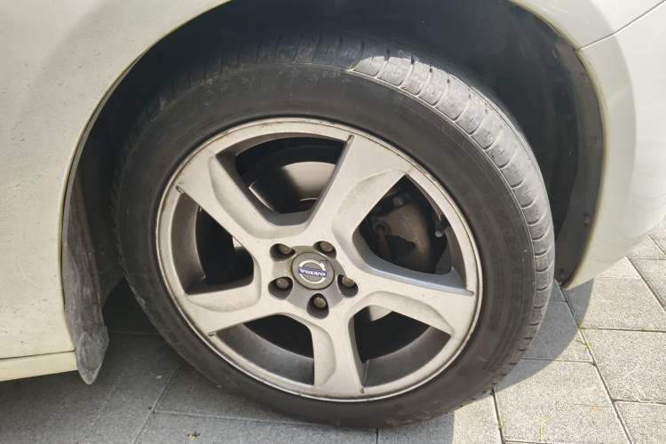 Used Volvo V60 2013 T5 Prestige Edition Right Front Wheel Hub
