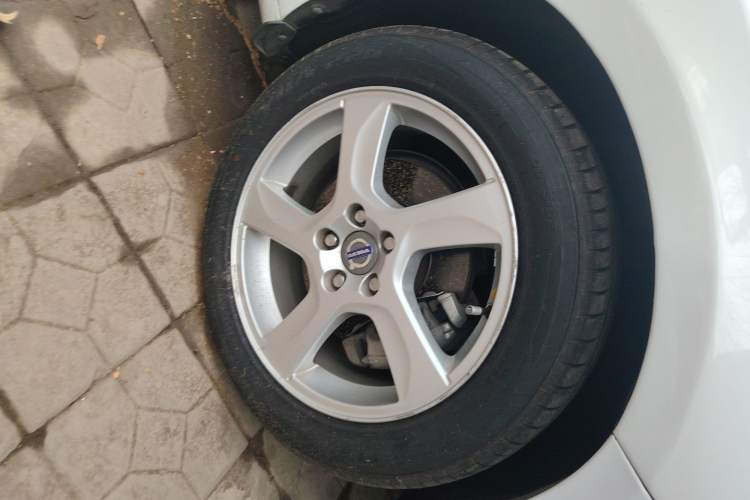 Used Volvo V60 2013 T5 Comfort Edition Right Front Wheel Hub