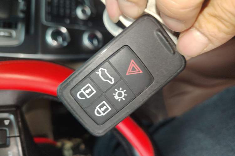 Used Volvo V60 2013 T5 Comfort Edition Vehicle Key