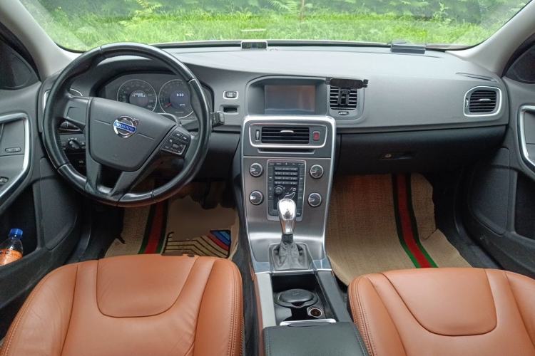 Used Volvo V60 2013 T5 Comfort Edition Center Console