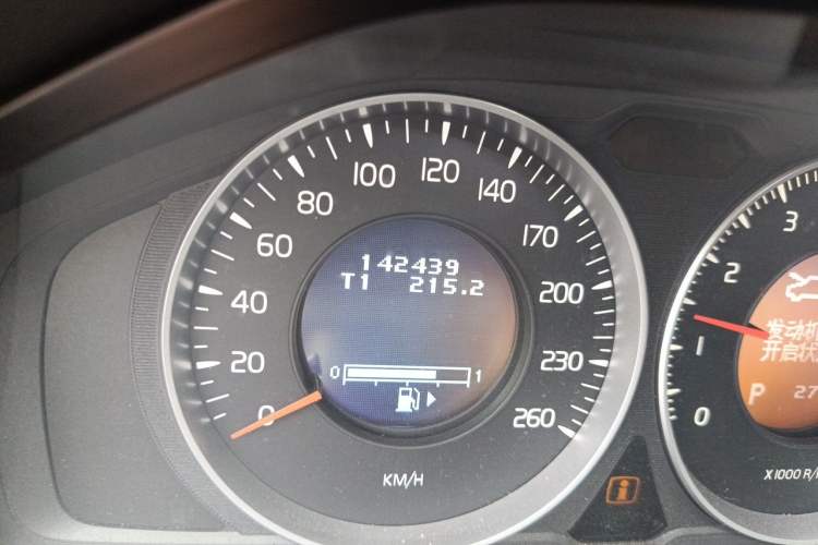 Used Volvo V60 2013 T5 Comfort Edition Odometer Close Up