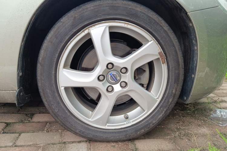 Used Volvo V60 2013 T5 Comfort Edition Right Front Wheel Hub