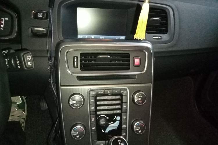 Used Volvo V60 2014 Restyled T5 Zhiya Edition Audio And AC Panel