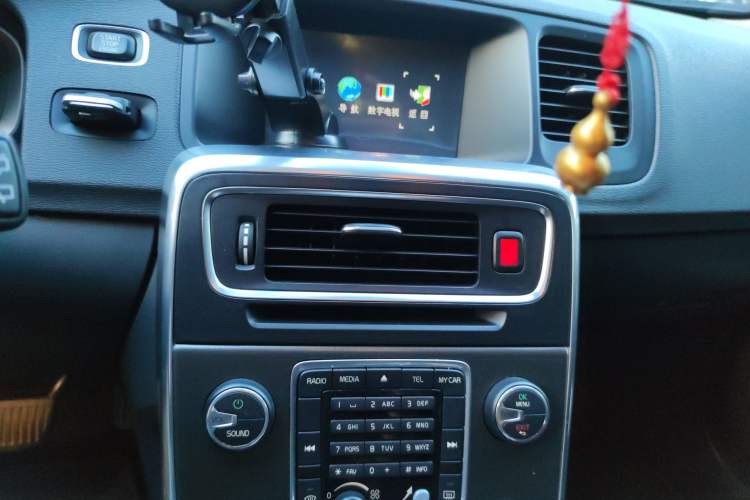 Used Volvo V60 2014 T5 Zhiyi Edition Audio And AC Panel