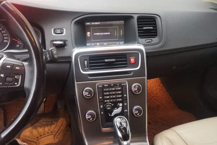 Used Volvo V60 2014 T5 Zhiyi Edition Audio And AC Panel