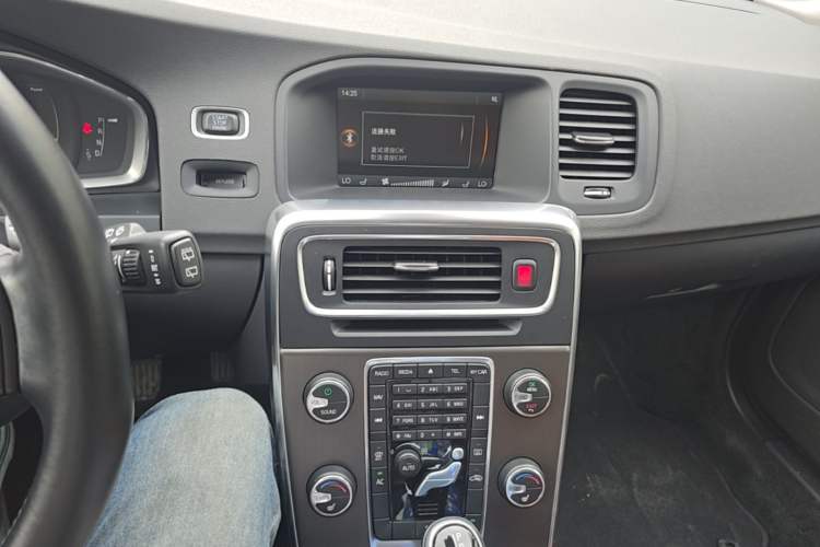 Used Volvo V60 2014 T5 Zhiya Edition Audio And AC Panel