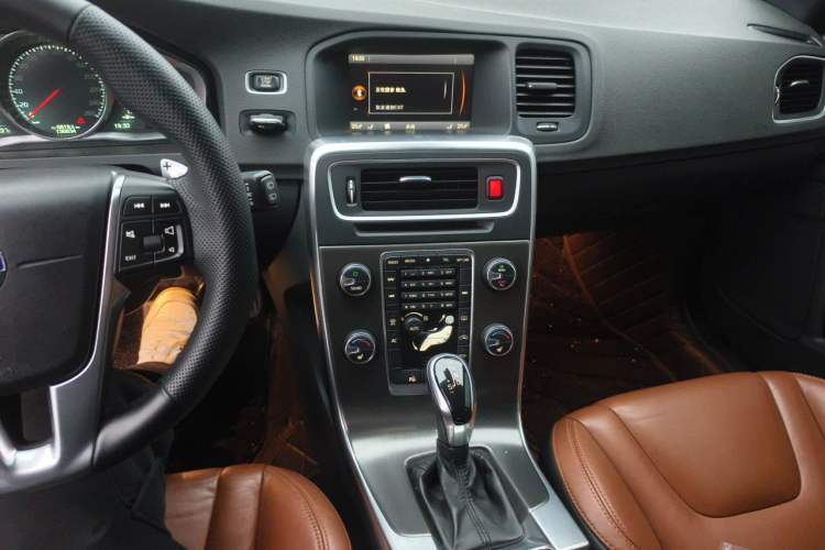 Used Volvo V60 2014 Restyled T5 Zhiya Edition Audio And AC Panel