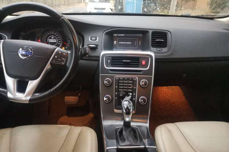 Used Volvo V60 2014 T5 Zhiyi Edition Center Console