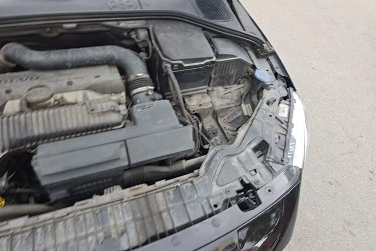 Used Volvo V60 2014 T5 Zhiya Edition Engine Bay Left