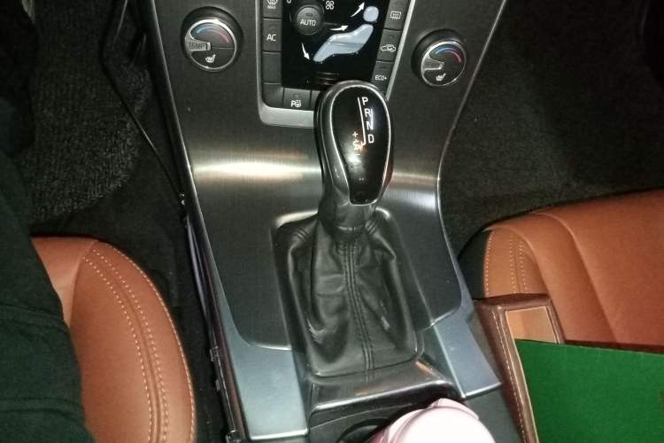 Used Volvo V60 2014 Restyled T5 Zhiya Edition Gear Lever