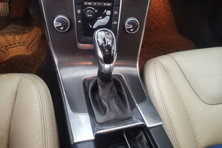 Used Volvo V60 2014 T5 Zhiyi Edition Gear Lever