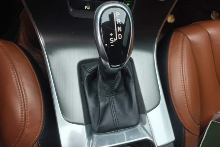 Used Volvo V60 2014 Restyled T5 Zhiya Edition Gear Lever