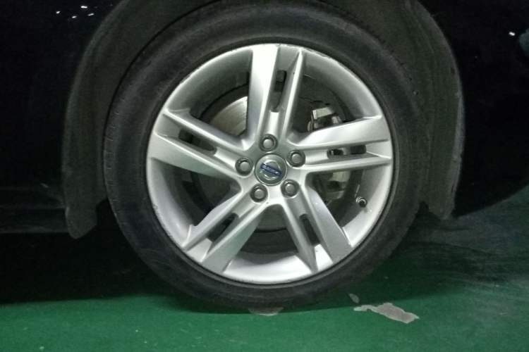 Used Volvo V60 2014 Restyled T5 Zhiya Edition Right Front Wheel Hub