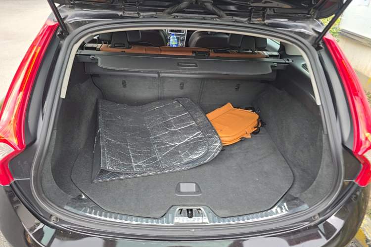 Used Volvo V60 2014 T5 Zhiya Edition Trunk