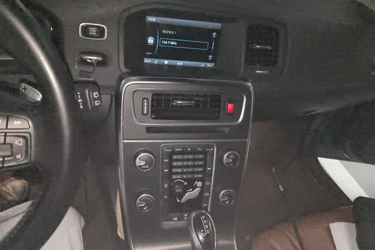 Used Volvo V60 2014 Restyled T5 Zhiya Edition Audio And AC Panel