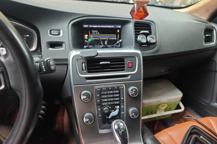 Used Volvo V60 2014 T5 Zhiya Edition Audio And AC Panel