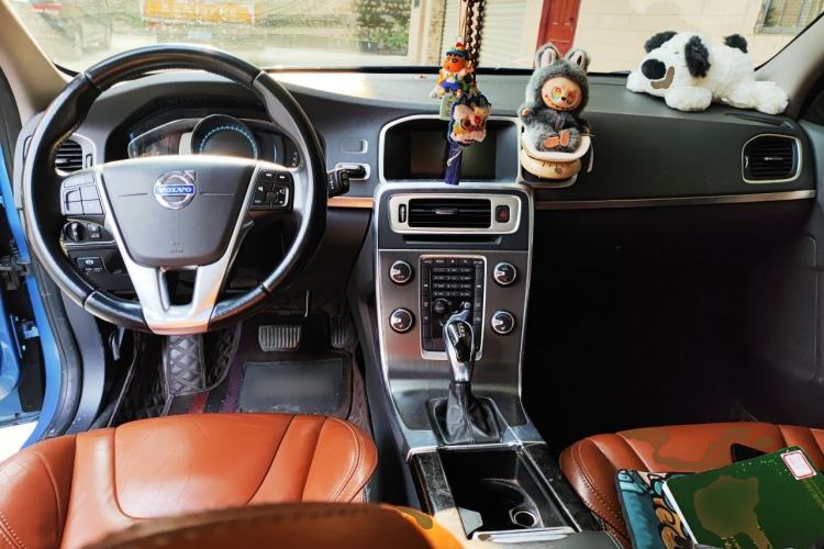 Used Volvo V60 2014 T5 Zhiyi Edition Center Console