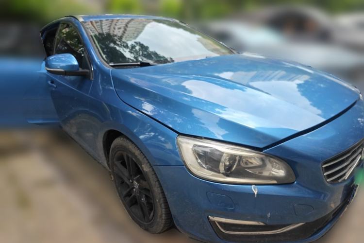 Used Volvo V60 2014 T5 Zhiya Edition Front Right 45 Deg