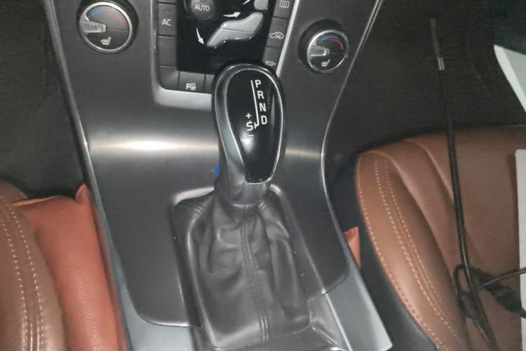 Used Volvo V60 2014 Restyled T5 Zhiya Edition Gear Lever