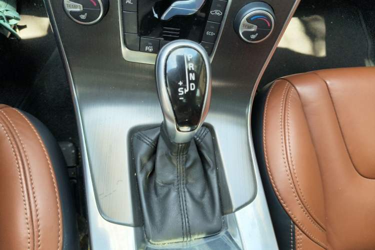 Used Volvo V60 2014 Restyled T5 Zhiya Edition Gear Lever