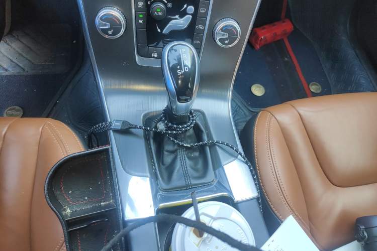 Used Volvo V60 2014 Restyled T5 Zhiya Edition Gear Lever