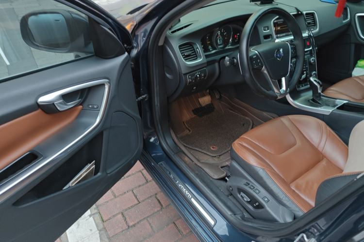 Used Volvo V60 2014 Restyled T5 Zhiya Edition Interior 3