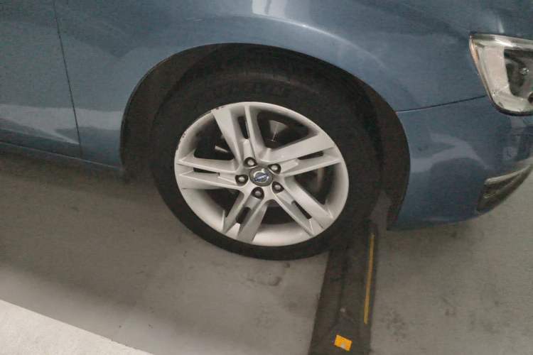 Used Volvo V60 2014 Restyled T5 Zhiya Edition Right Front Wheel Hub