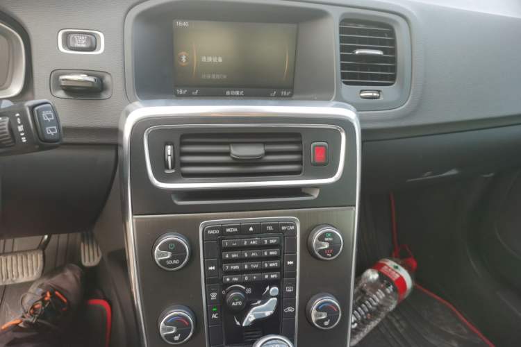 Used Volvo V60 2014 T5 Zhiyi Edition Audio And AC Panel