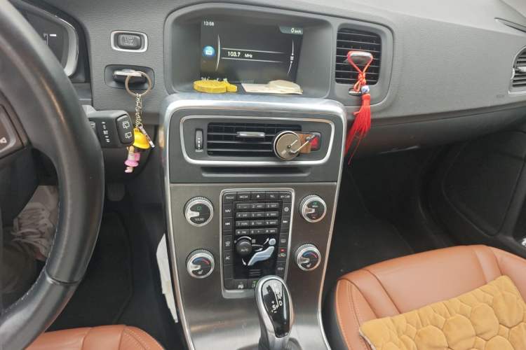 Used Volvo V60 2014 Restyled T5 Zhiya Edition Audio And AC Panel