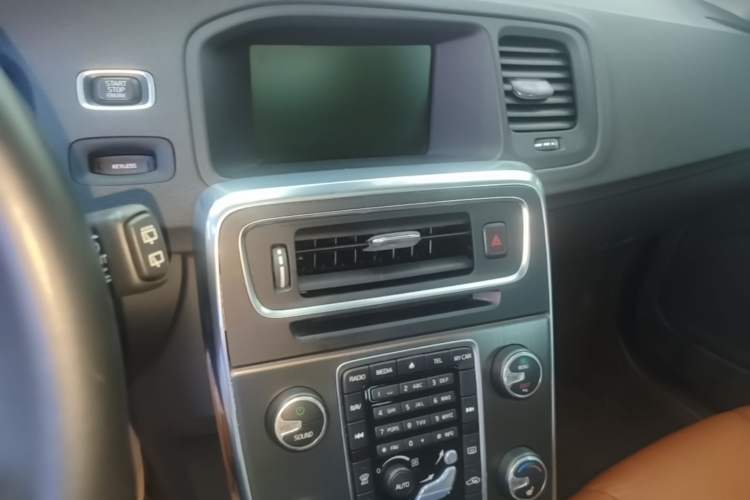 Used Volvo V60 2014 T5 Zhiya Edition Audio And AC Panel