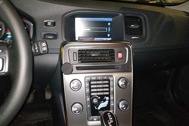 Used Volvo V60 2014 Restyled T5 Zhiya Edition Audio And AC Panel
