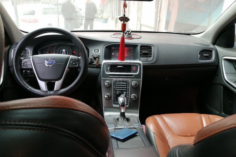 Used Volvo V60 2014 T5 Zhiyi Edition Center Console