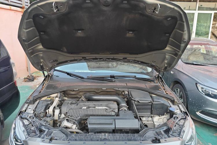 Used Volvo V60 2014 T5 Zhiya Edition Engine Bay