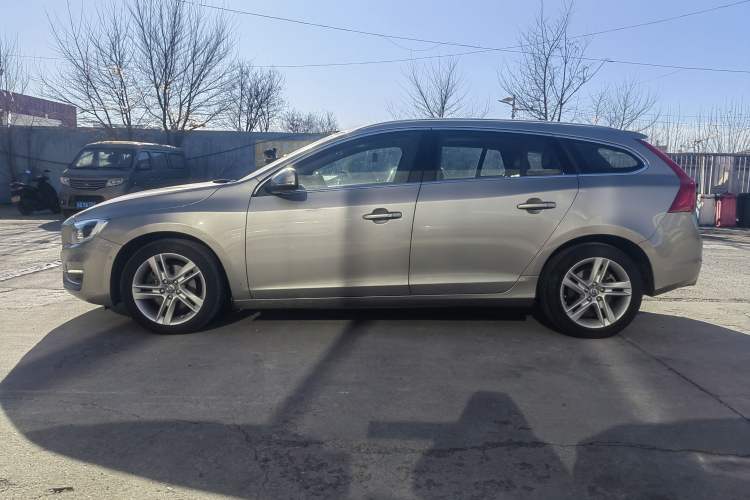 Used Volvo V60 2014 Restyled T5 Zhiya Edition Exterior 5